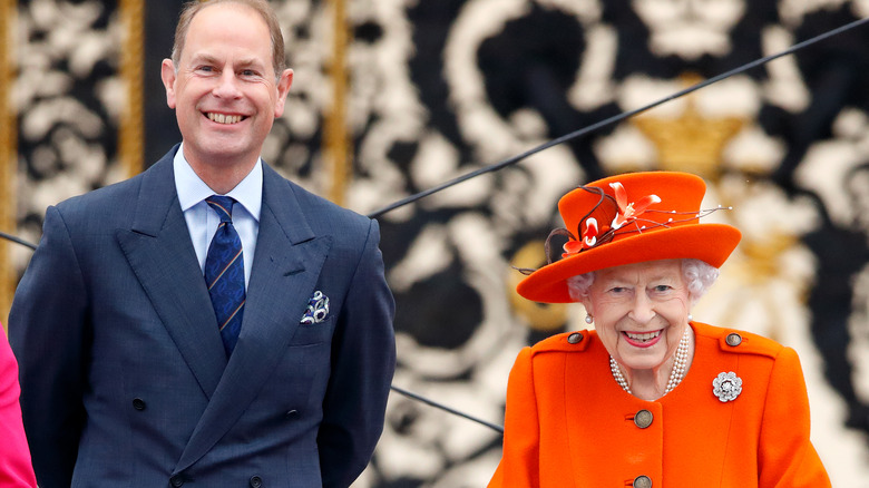 Le prince Edward et la reine Elizabeth souriant
