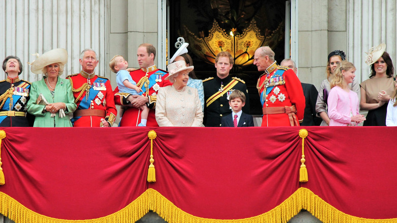 La famille royale debout sur un balcon
