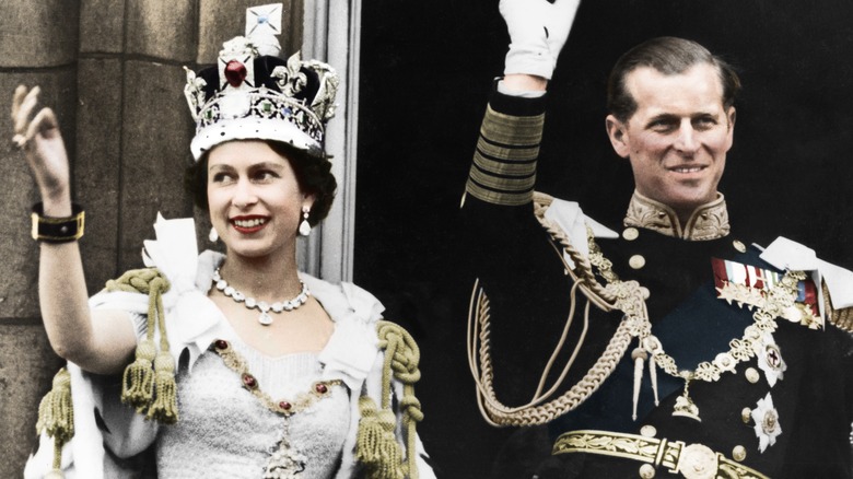 La reine Elizabeth II et le prince Philip saluent son couronnement