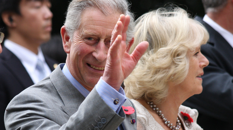 Le Prince Charles saluant et Camilla Duchesse de Cornouailles