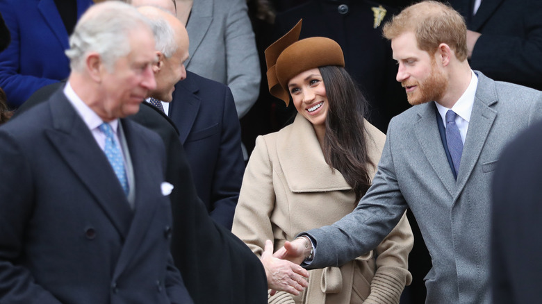 Prince Charles, Prince Harry, Meghan Markle marchant dans la foule