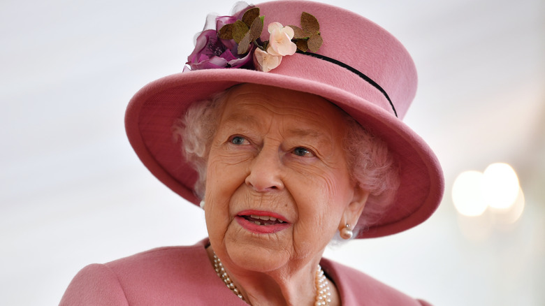 La reine Elizabeth posant