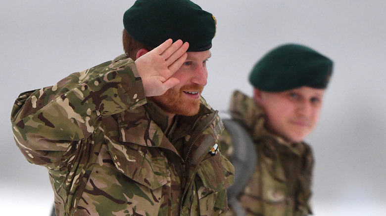 Le prince Harry portant l'uniforme de l'armée saluant