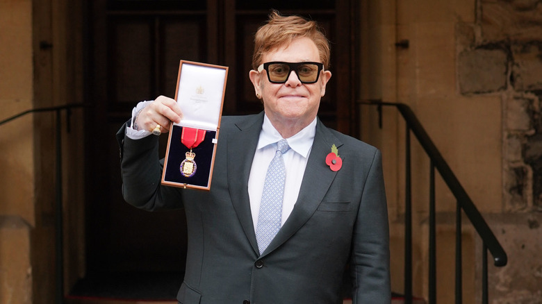 Elton John reçoit l'Ordre des Compagnons d'Honneur