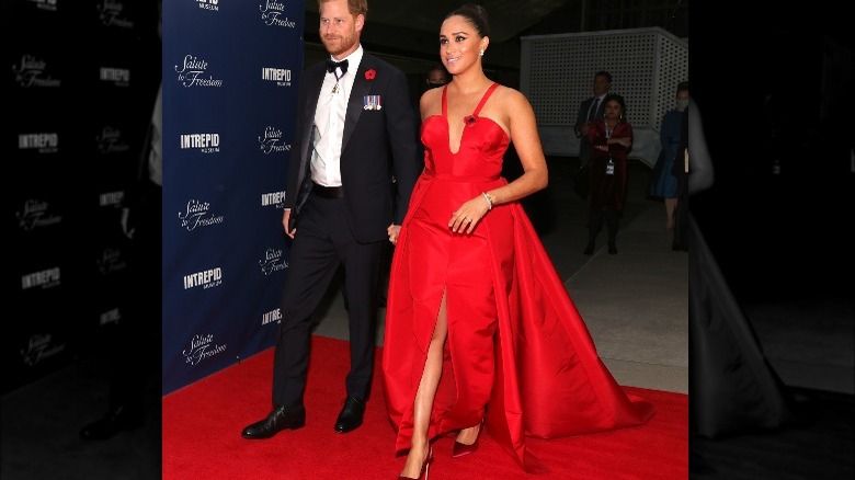 Le prince Harry et Meghan Markle en robe rouge