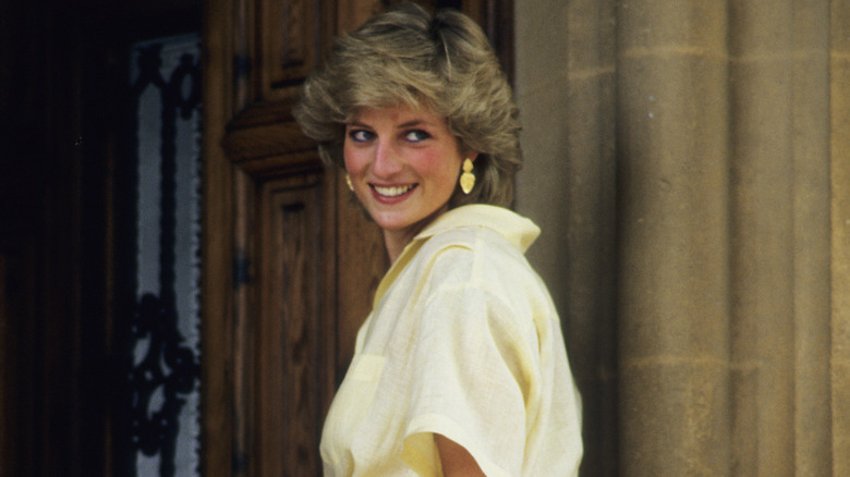 Robe jaune princesse Diana