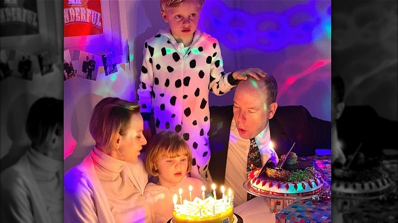 Princesse Charlene, Gabriella, Jacques, Prince Albert soufflant des bougies