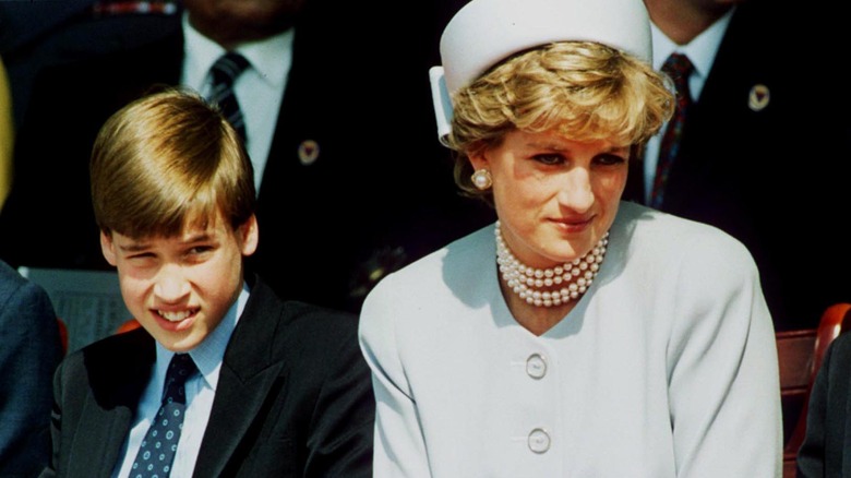 Le prince William et la princesse Diana posant