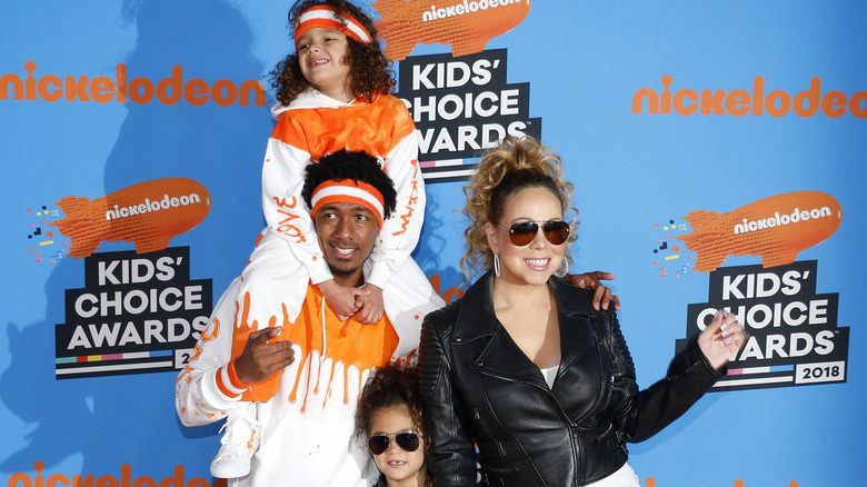 Nick Cannon et Mariah Carey posant avec leurs enfants