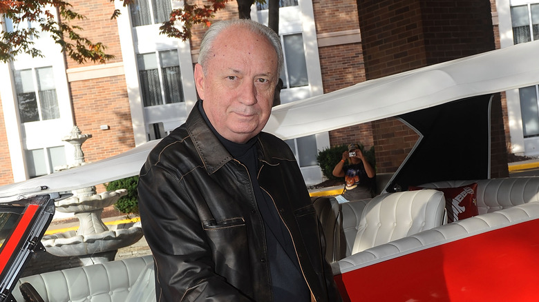 Michael Nesmith pose la voiture des Monkees