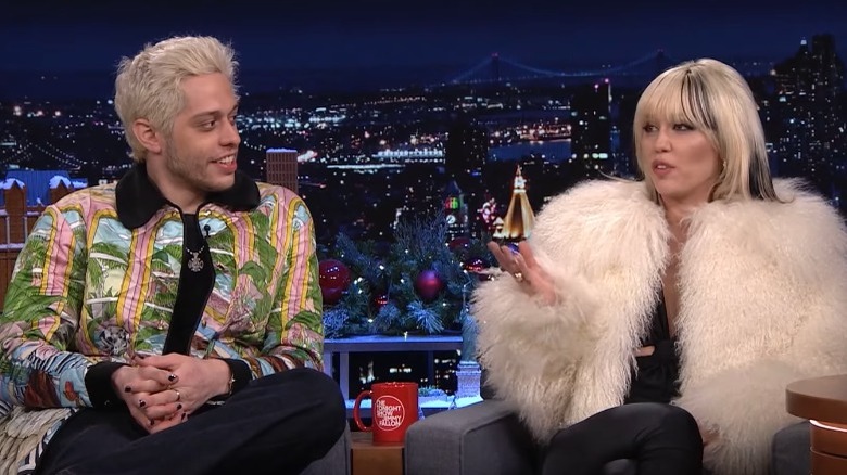 Pete Davidson regarde Miley Cyrus dans The Tonight Show