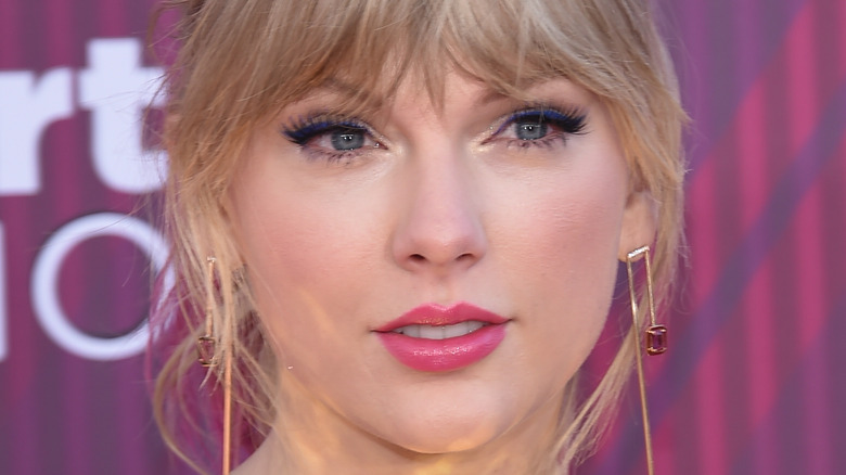 Taylor Swift sourit sur le tapis rouge