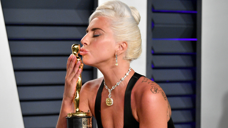 Lady Gaga embrassant son Oscar