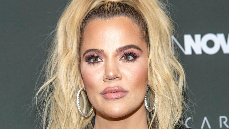 Khloé Kardashian porte des créoles