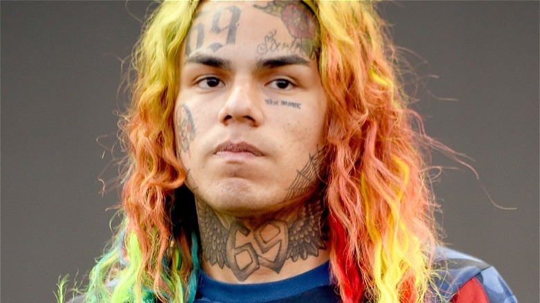 Tekashi 6ix9ine, lèvres pincées