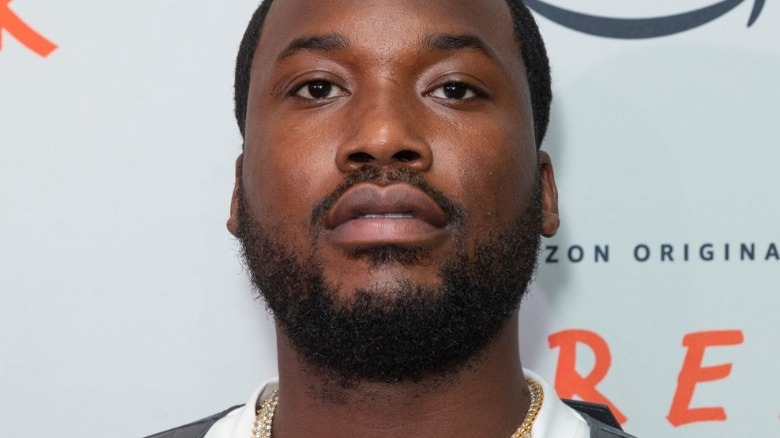 Meek Mill avec une expression faciale sérieuse