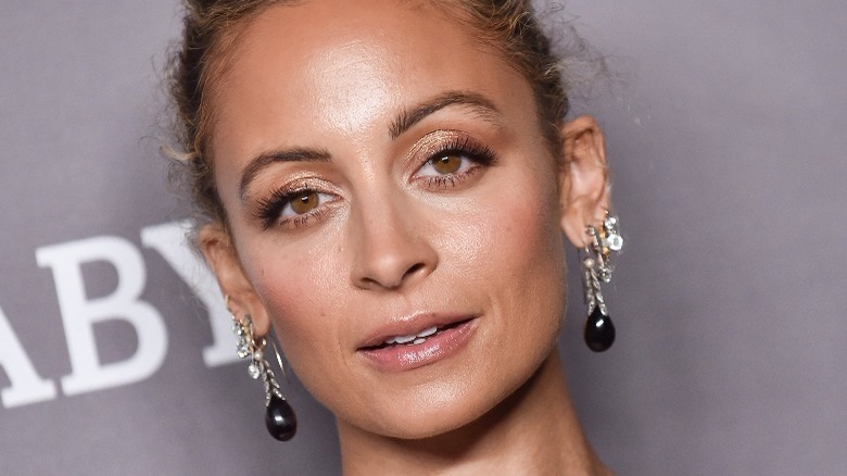 Nicole Richie aux lèvres entrouvertes