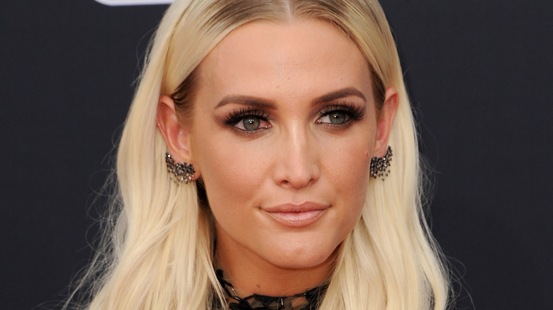 Ashlee Simpson regarde sur le côté