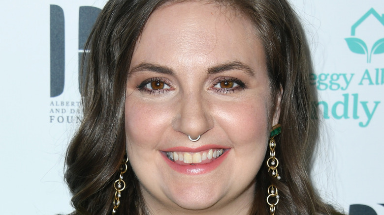 Lena Dunham sourit