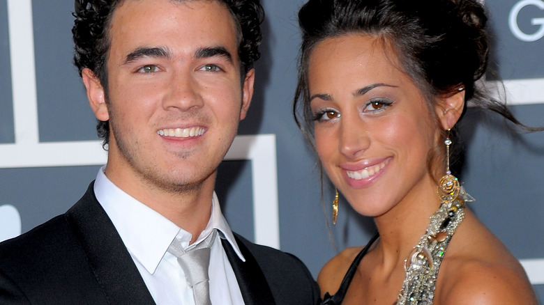 Kevin et Danielle Jonas souriants