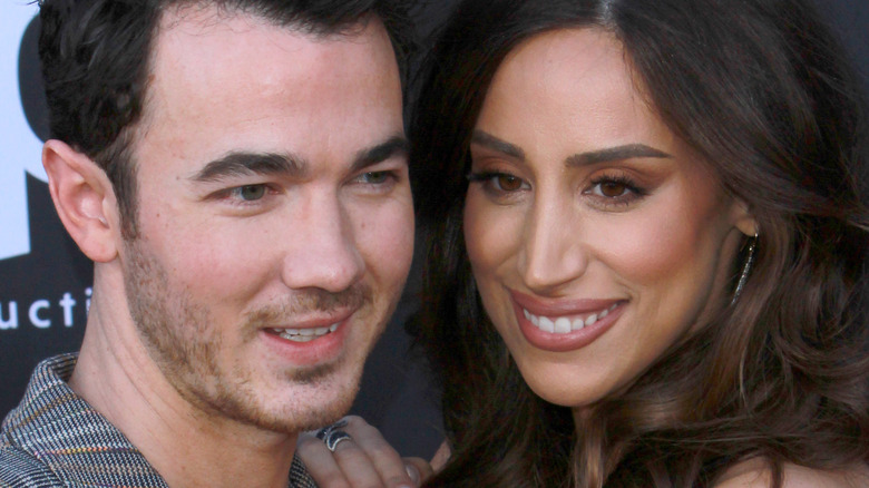 Danielle et Kevin Jonas souriants