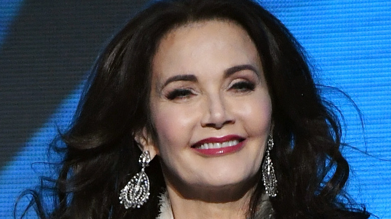 Lynda Carter porte des boucles d'oreilles