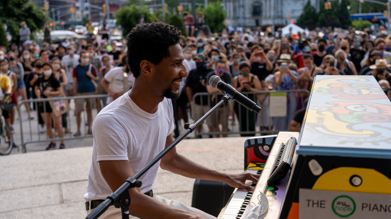 Jon Batiste se produisant pour la foule