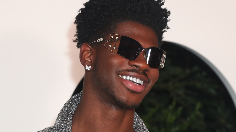 Lil Nas X porte des lunettes de soleil