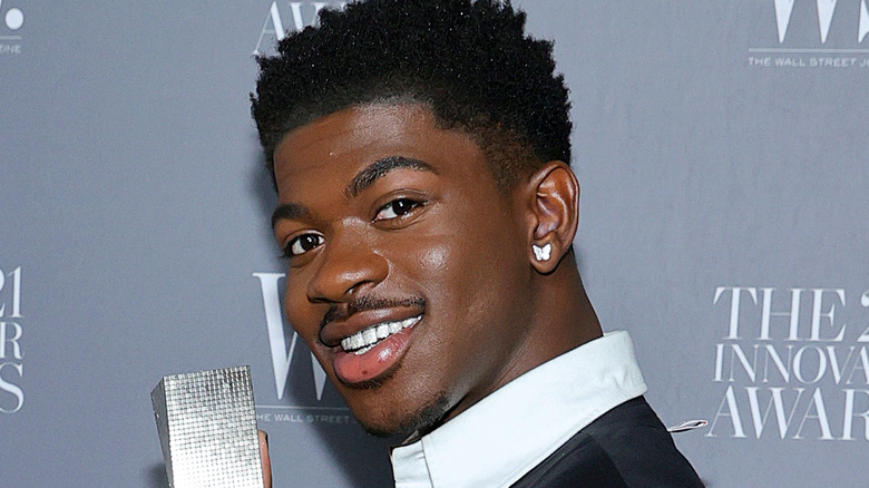 Lil Nas X porte des boucles d'oreilles