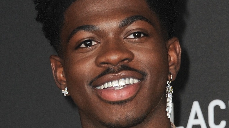 Lil Nas X souriant