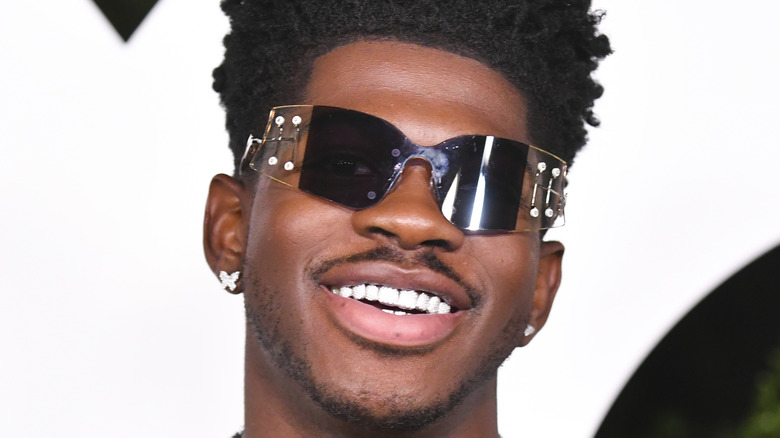 Lil Nas X porte des lunettes de soleil