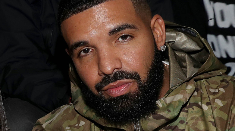 Drake avec une expression sérieuse