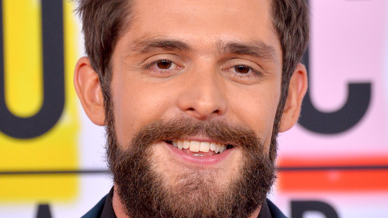 Thomas Rhett souriant