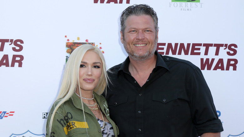 Gwen Stefani et Blake Shelton sourient 