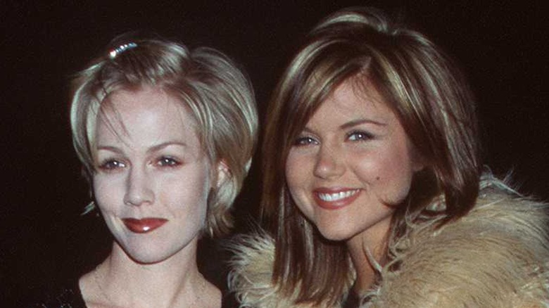 Jennie Garth et Tiffani Thiessen prenant une photo