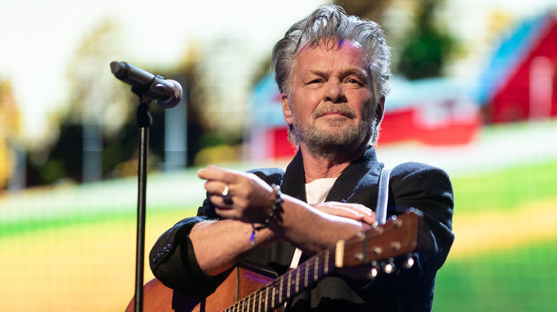 Regard plein d'espoir de Mellencamp