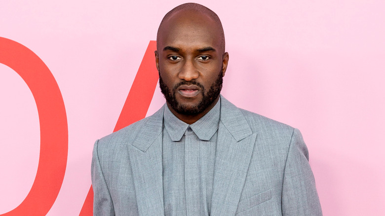 Virgil Abloh posant en gris