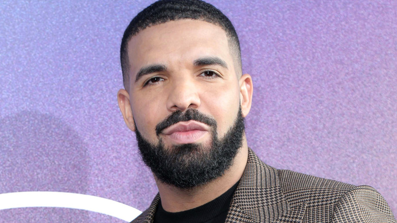 Drake avec une expression sérieuse