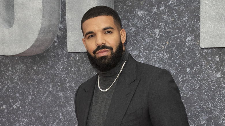 Drake avec une expression sérieuse