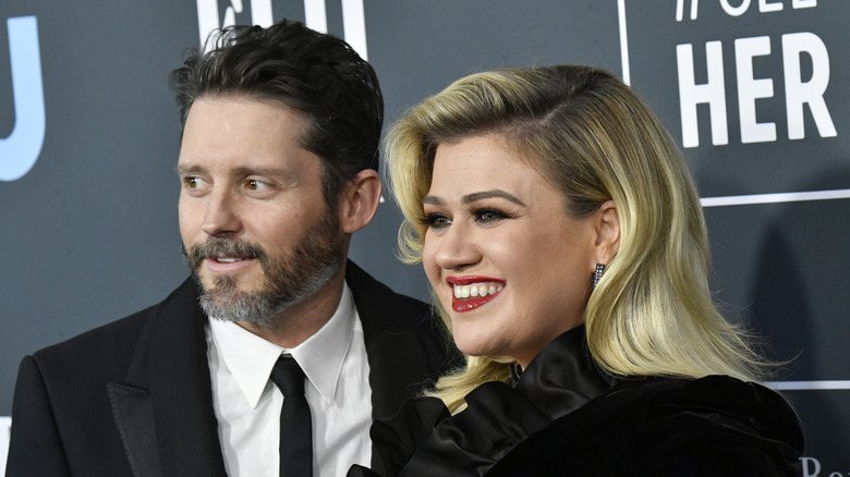 Kelly Clarkson et Brandon Blackstock posent sur le tapis rouge 