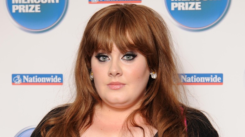 Adele tenant un prix