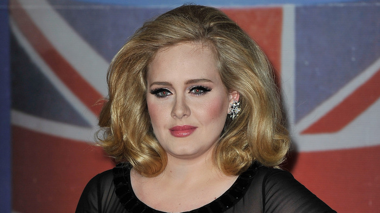 Adele devant un drapeau britannique