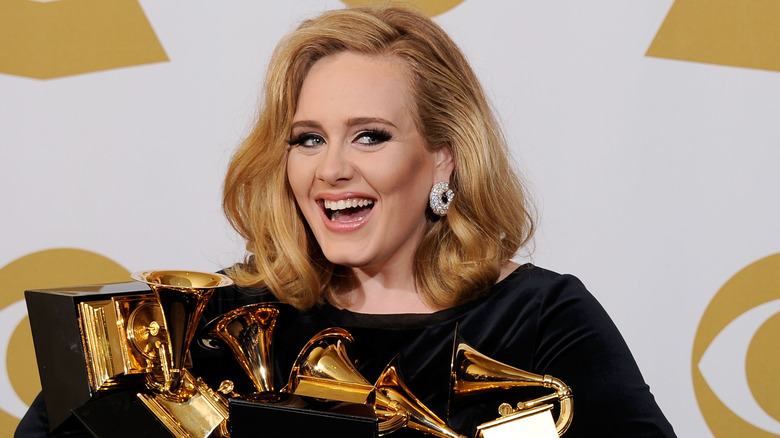 Adele tenant des Grammy Awards