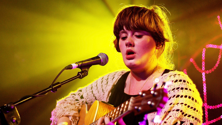 Adèle joue de la guitare