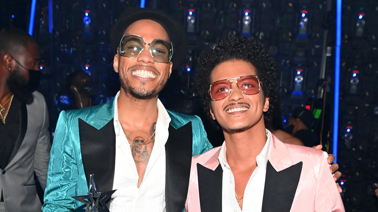 Anderson .Paak et Bruno Mars souriants