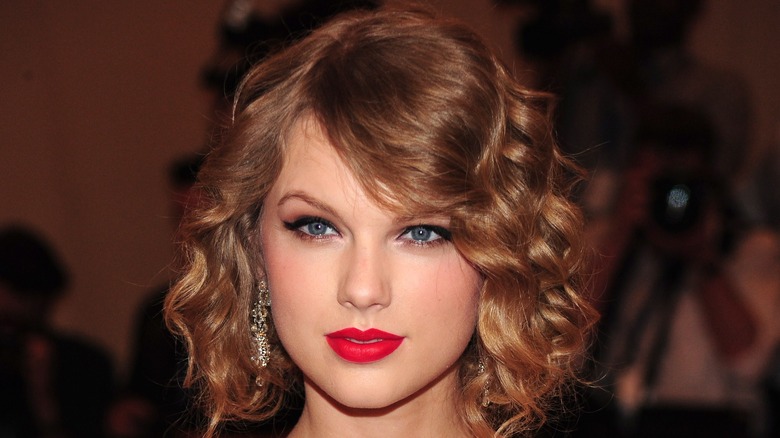 Taylor Swift porte du rouge à lèvres rouge