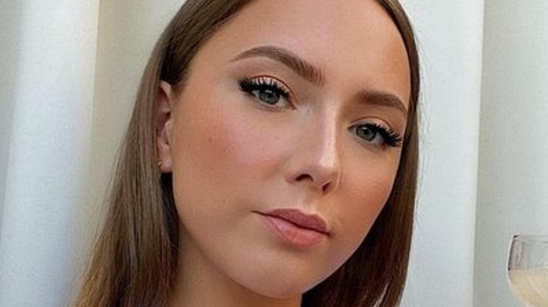 Hailie Jade Mathers pinçant les lèvres