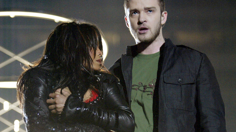 Janet Jackson serrant sa poitrine à côté de Justin Timberlake