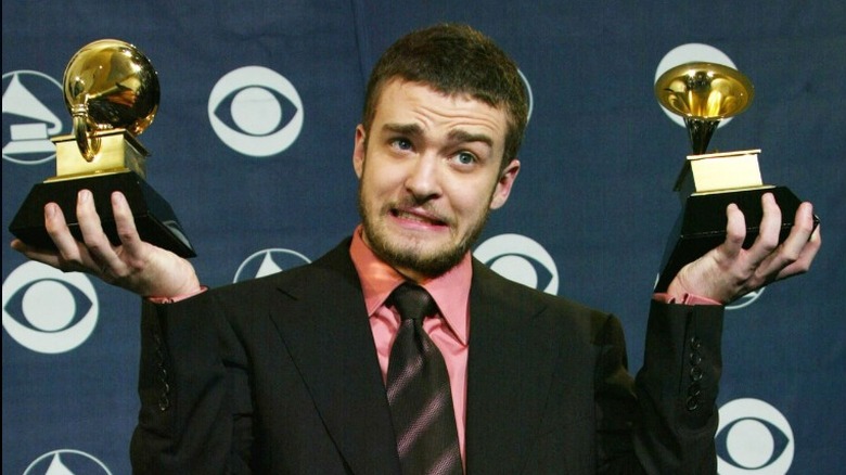 Justin Timberlake tenant des Grammy Awards