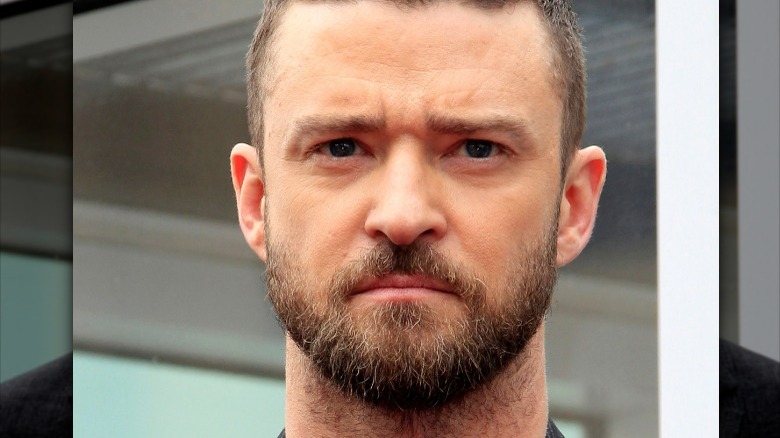 Justin Timberlake a l'air sévère